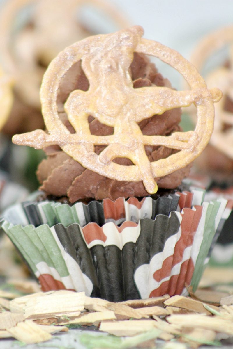 Planning a Hunger Games movie marathon party with your friends? Impress them with your baking skills with these awesome Mockingjay Hunger Games Cupcakes!