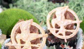 Planning a Hunger Games movie marathon party with your friends? Impress them with your baking skills with these awesome Mockingjay Hunger Games Cupcakes!