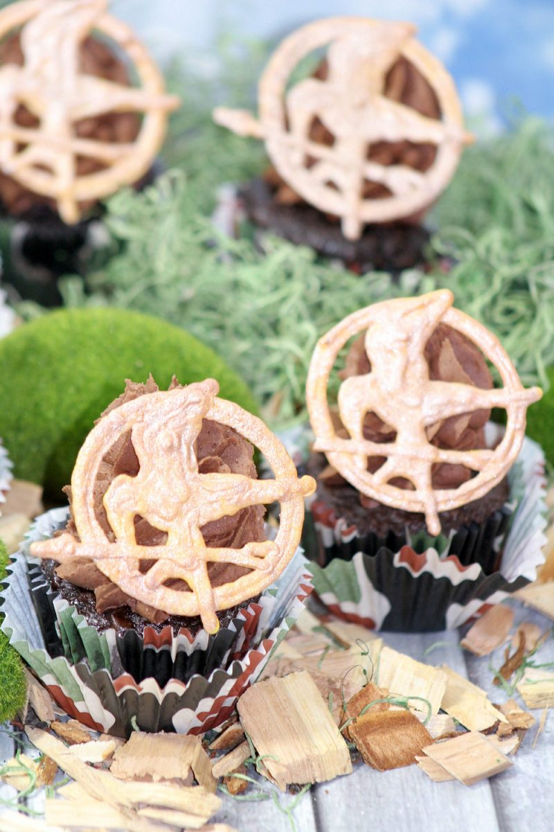 Planning a Hunger Games movie marathon party with your friends? Impress them with your baking skills with these awesome Mockingjay Hunger Games Cupcakes!