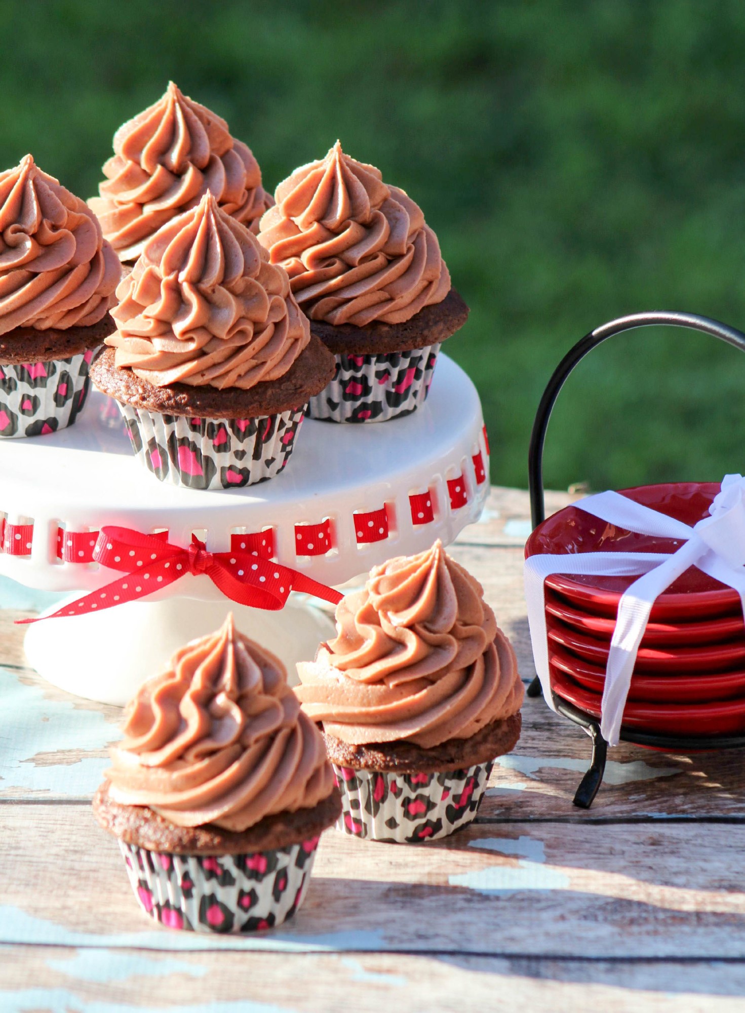 It is time to celebrate with cake! Make the most delicious Black Forest Cupcakes full of chocolate and cherry flavors to blow your Bae or best friend away!