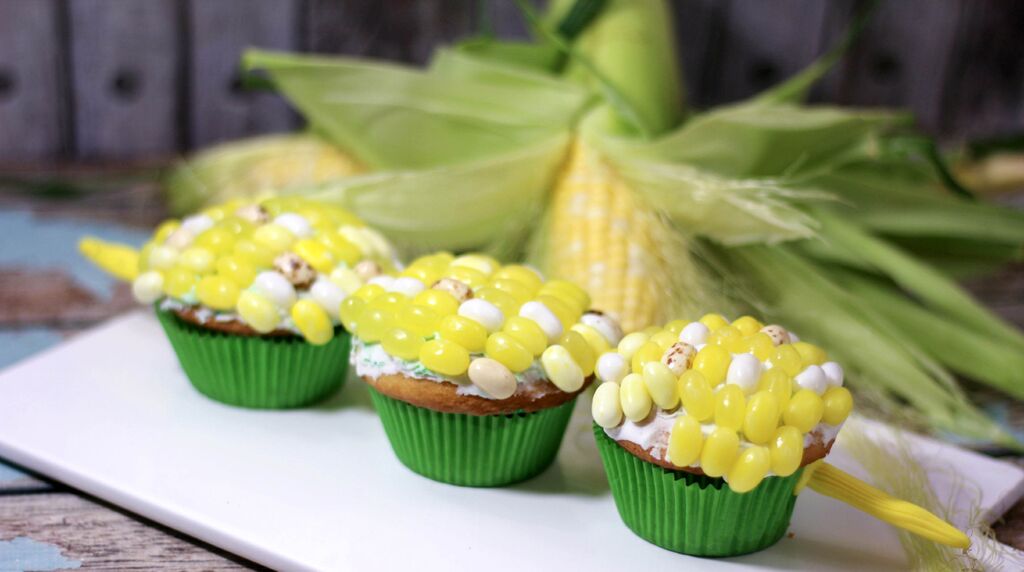 Feeling WICKED? Give your runners a taste of sweet freedom with these deceptively delicious Maze Runner Cupcakes that look like corn on the cob! 