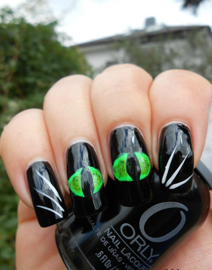 cat eyes DIY Halloween Nail Art