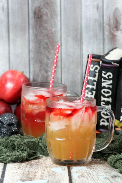Looking for a fun Halloween teen drink that tastes great yet has an air of sophistication? Check out our Apple Cider Mocktail drink for teens! 