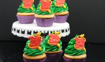 These Descendants-inspired cupcakes will be a great hit for your upcoming Christmas party or sleepover party. Make ahead or together with your friends!